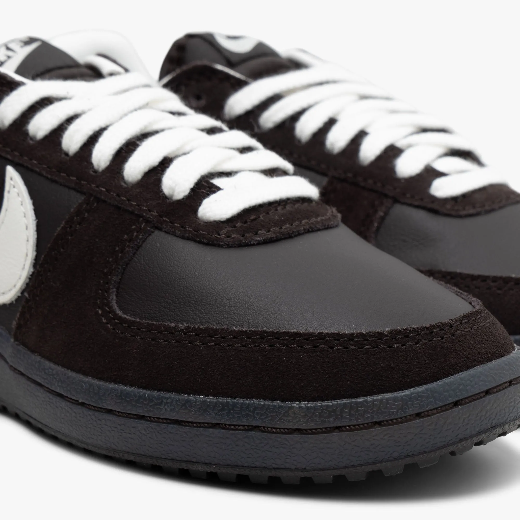 Nike Field General 82 pour Femme en Velours Marron / Sail