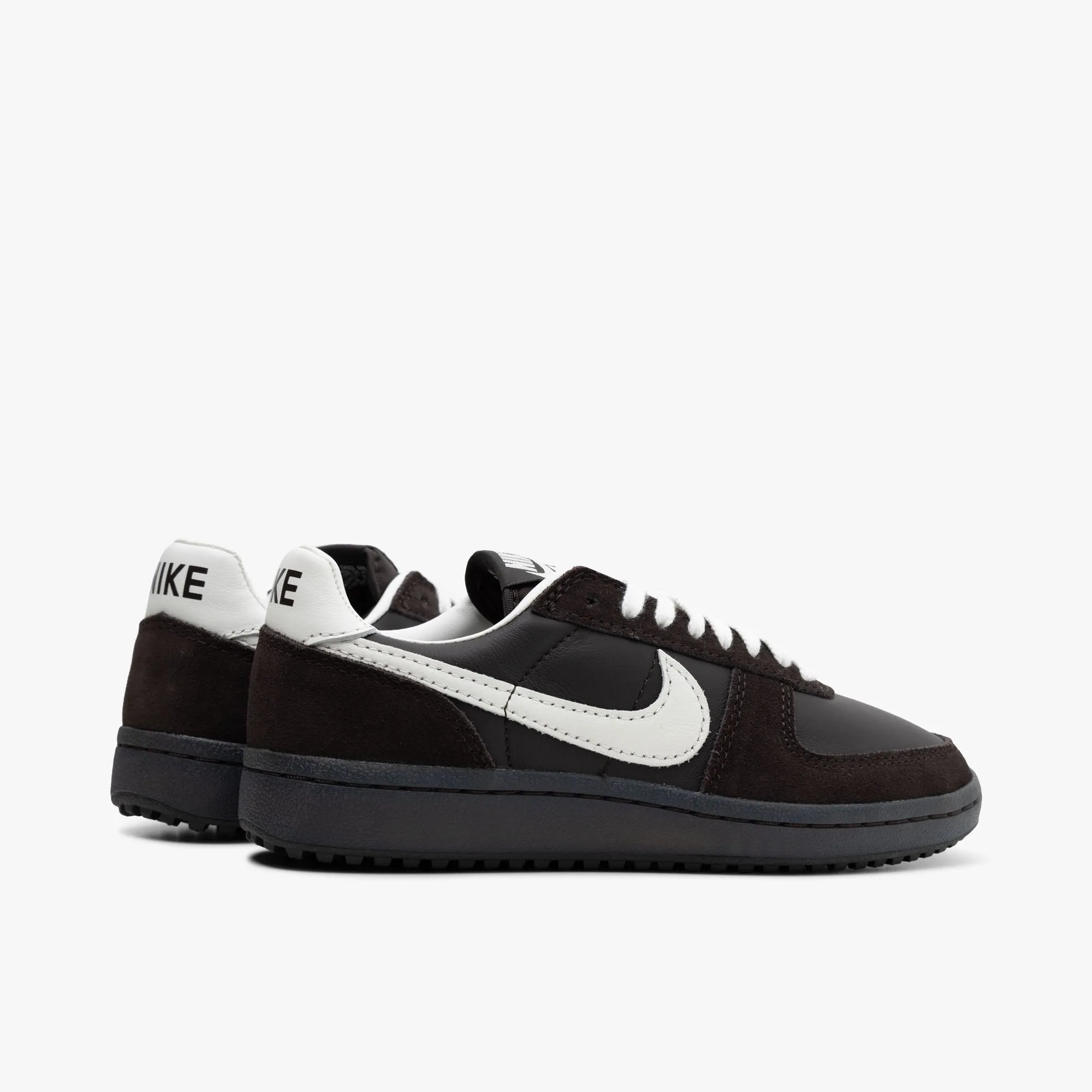Nike Field General 82 pour Femme en Velours Marron / Sail