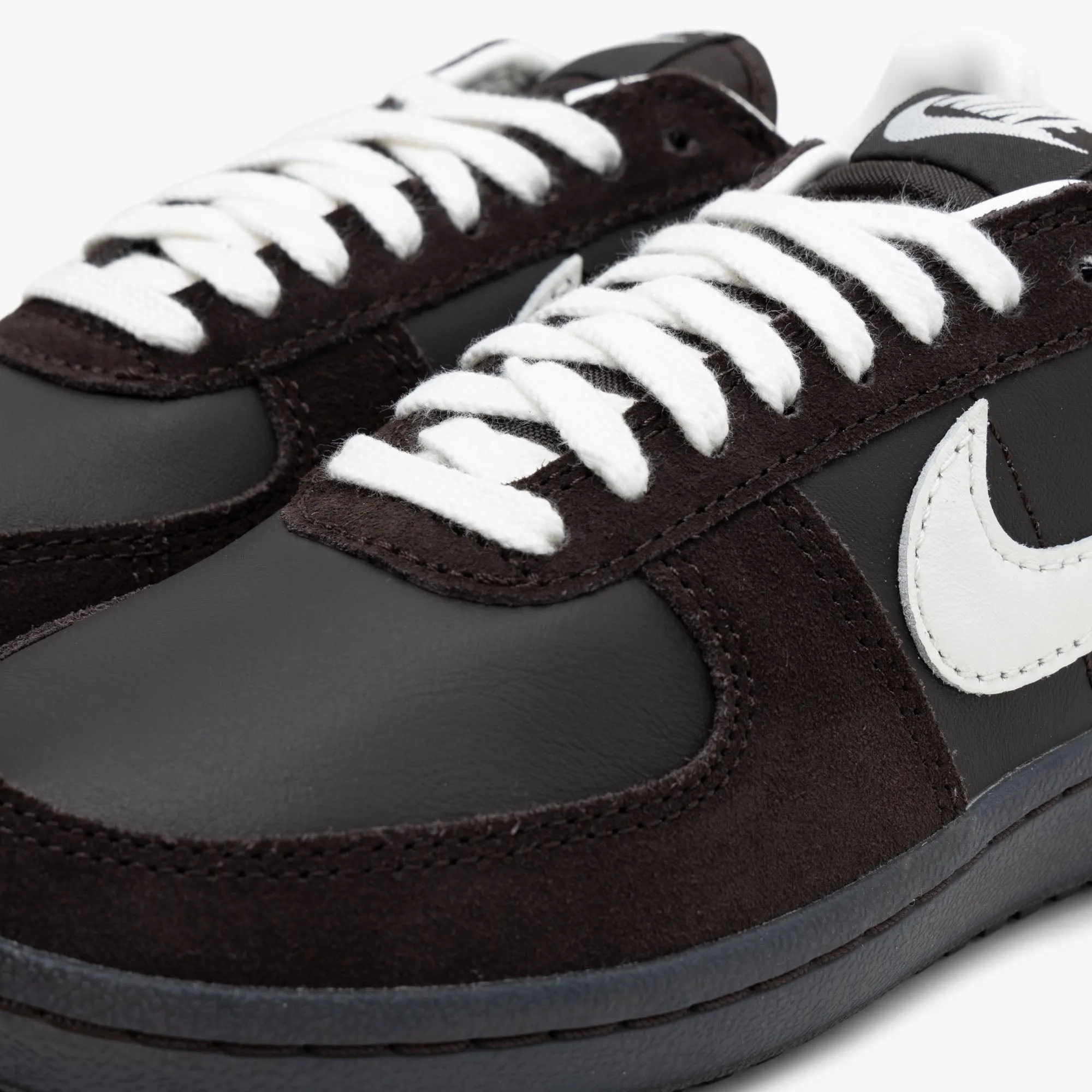 Nike Field General 82 pour Femme en Velours Marron / Sail