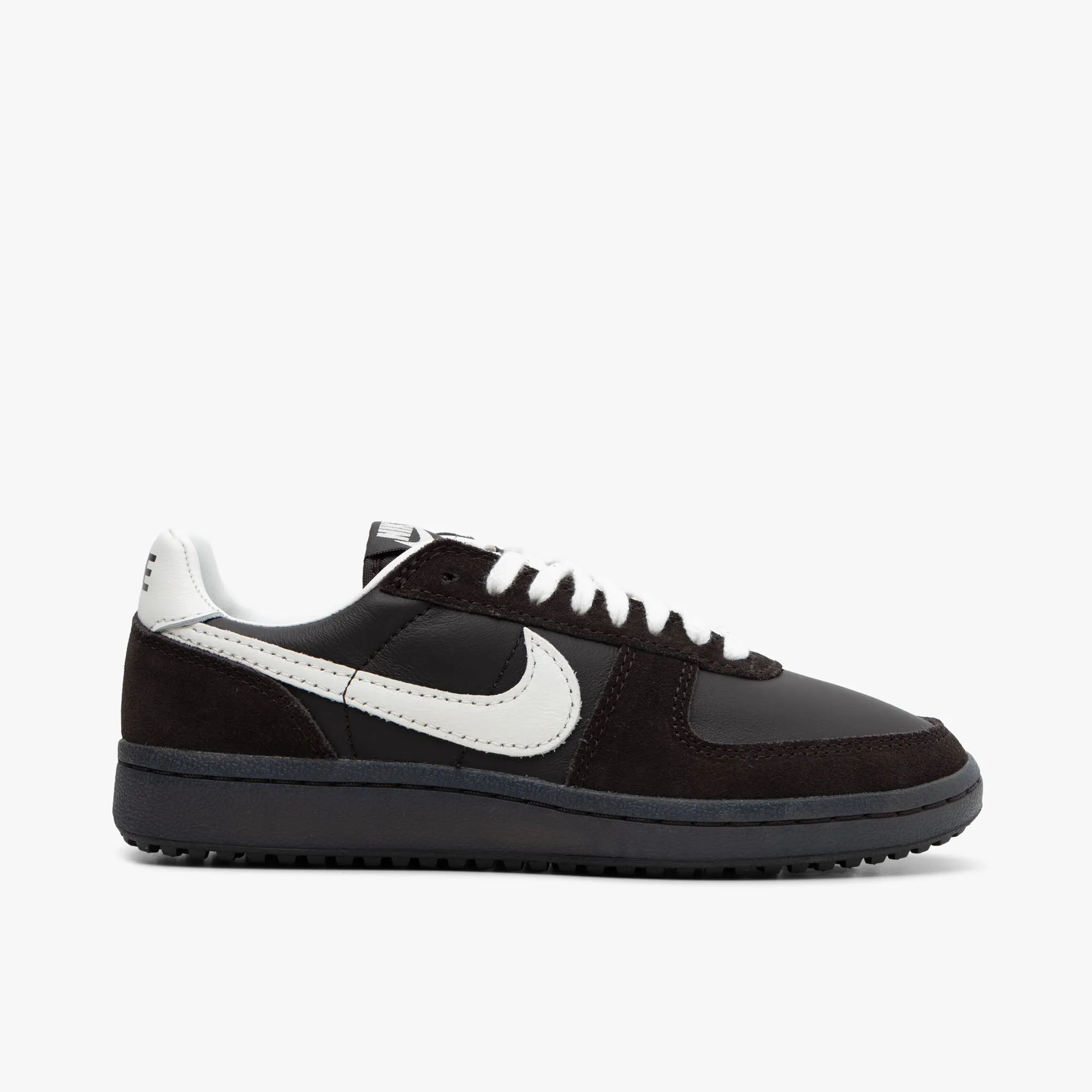 Nike Field General 82 pour Femme en Velours Marron / Sail