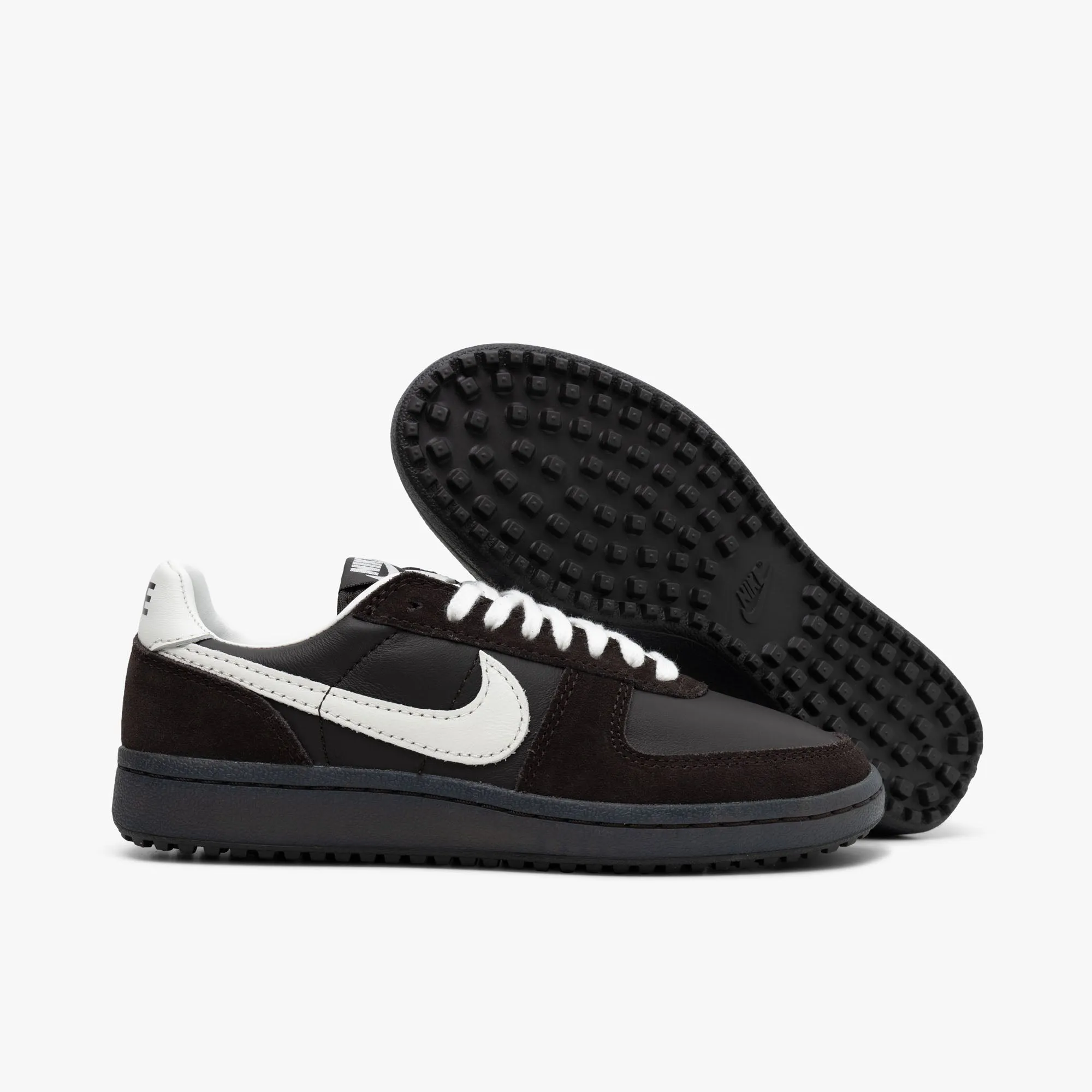 Nike Field General 82 pour Femme en Velours Marron / Sail