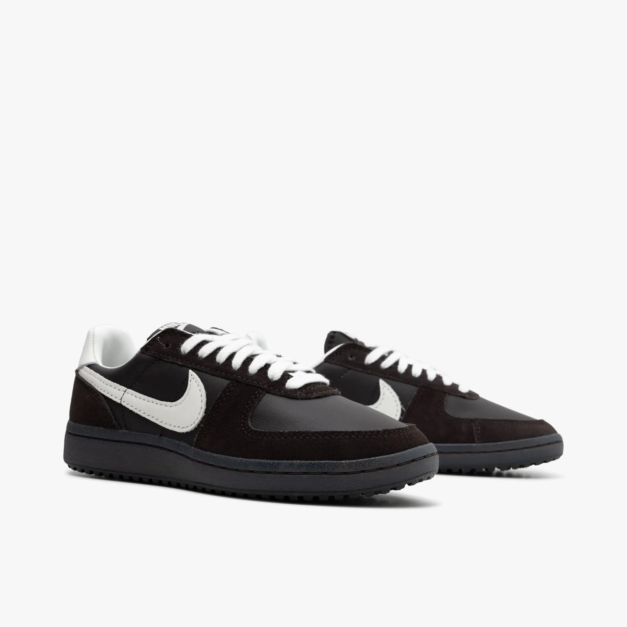 Nike Field General 82 pour Femme en Velours Marron / Sail